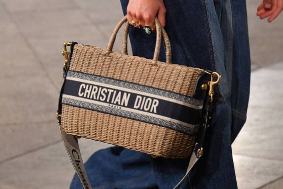 【Dior 2021手袋】必入皮革化妝箱手袋 復古又實用 Saddle等換上奶茶色掀起熱潮