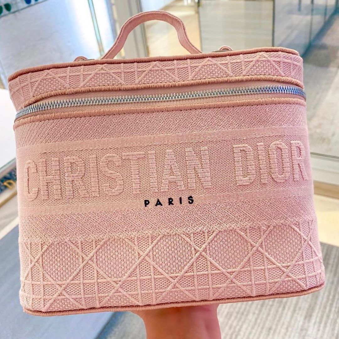 【Dior 2021手袋】必入皮革化妝箱手袋 復古又實用 Saddle等換上奶茶色掀起熱潮