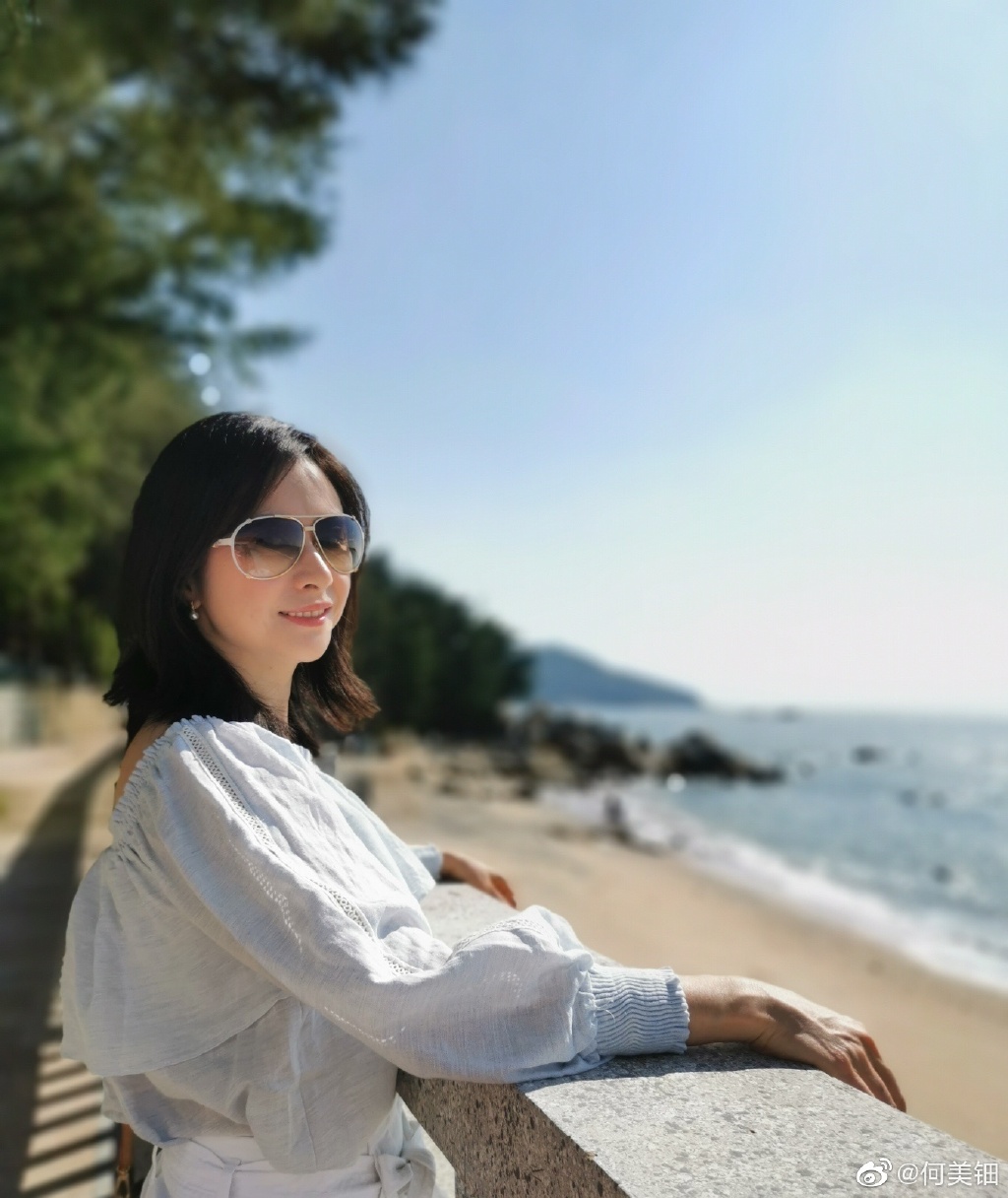 何美鈿經常在社交平台分享四周圍l旅遊的相片。