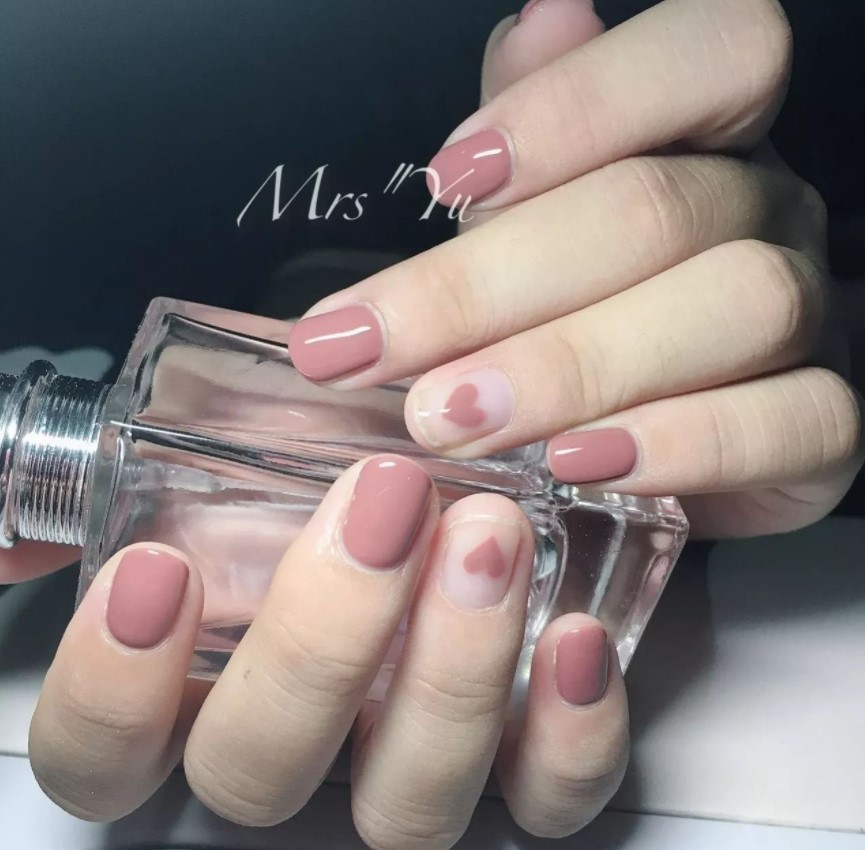 在豆沙色調跳色美甲上，用金砂或粉色畫上小愛心，既可愛又優雅。