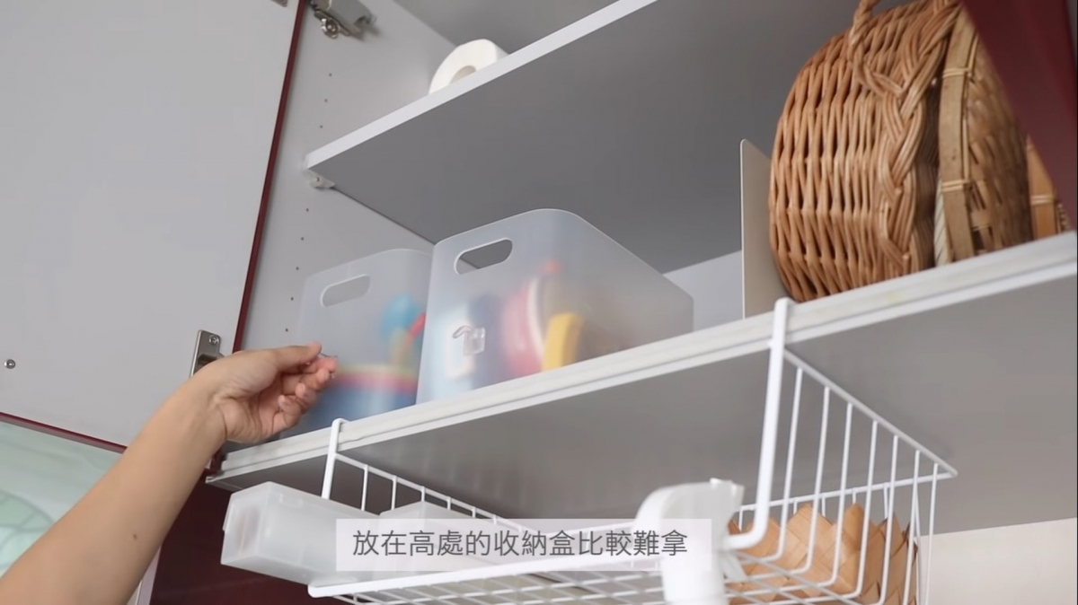 小鈎子可以貼在收納盒上,當作手把位