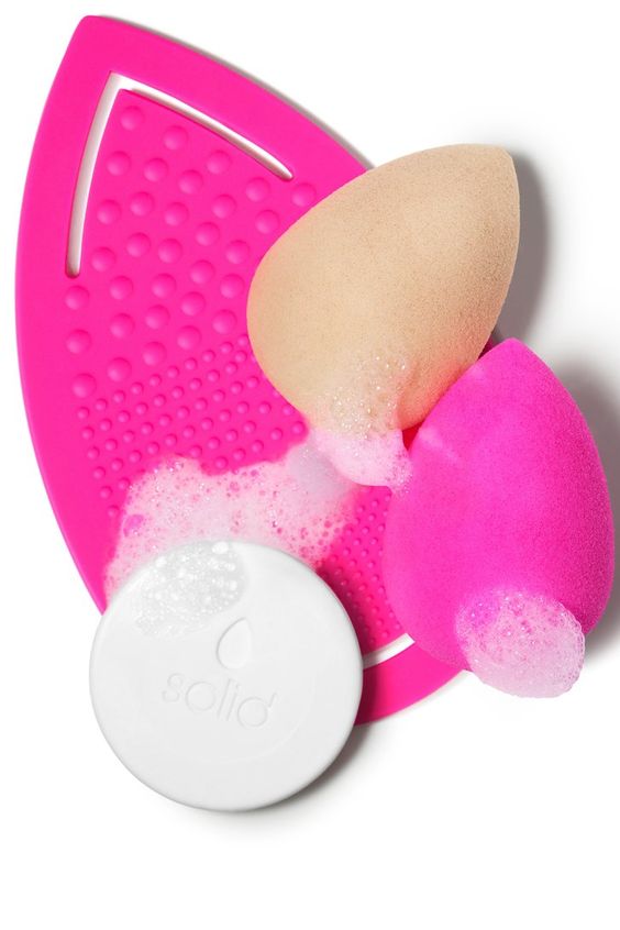 將化妝蛋沾水後直接在專用清潔皂上來回擦。