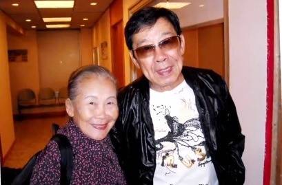 「紙皮婆婆」許碧姬與胡楓合照。