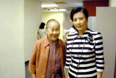 「紙皮婆婆」許碧姬與汪明荃合照。