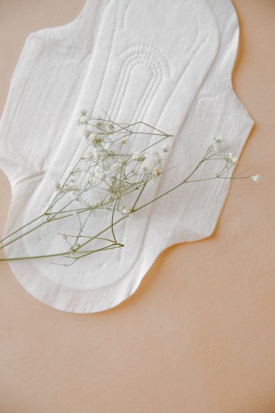 女生必學網上瘋傳用一張紙巾防漏M!一招簡單去除血漬! | TopBeauty