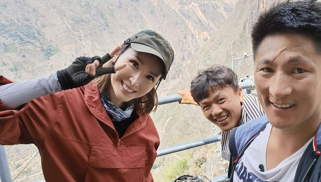 陳貝兒與懸崖村村民拍照留念