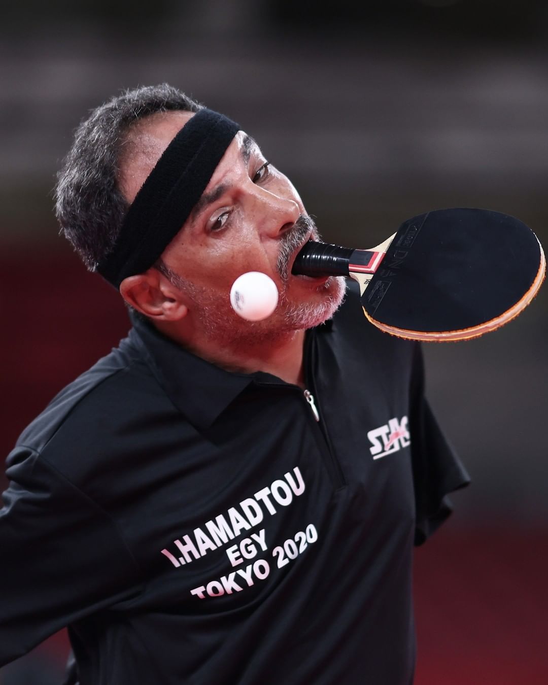 哈馬度奮力接發球。