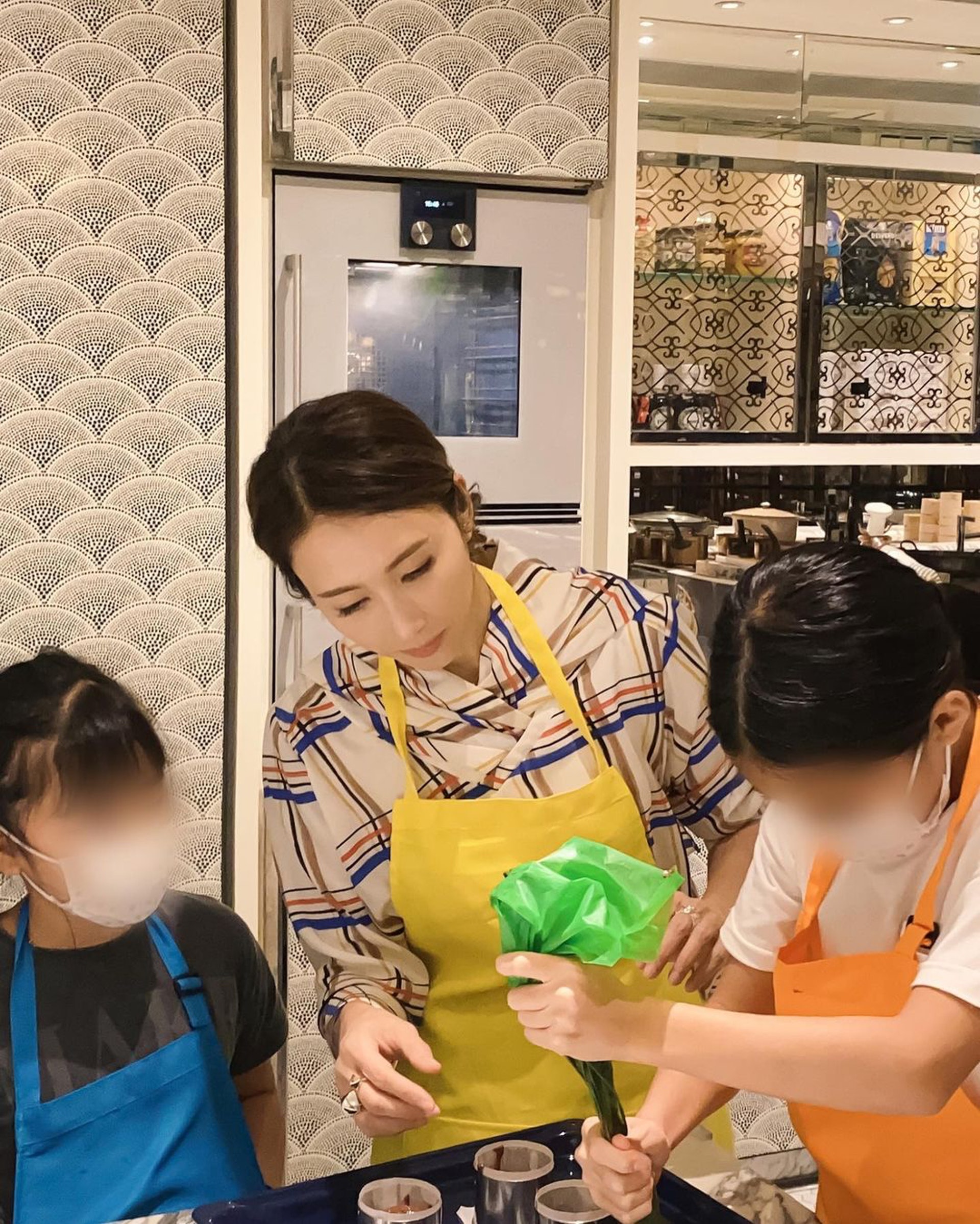 黎姿與女兒整甜品
