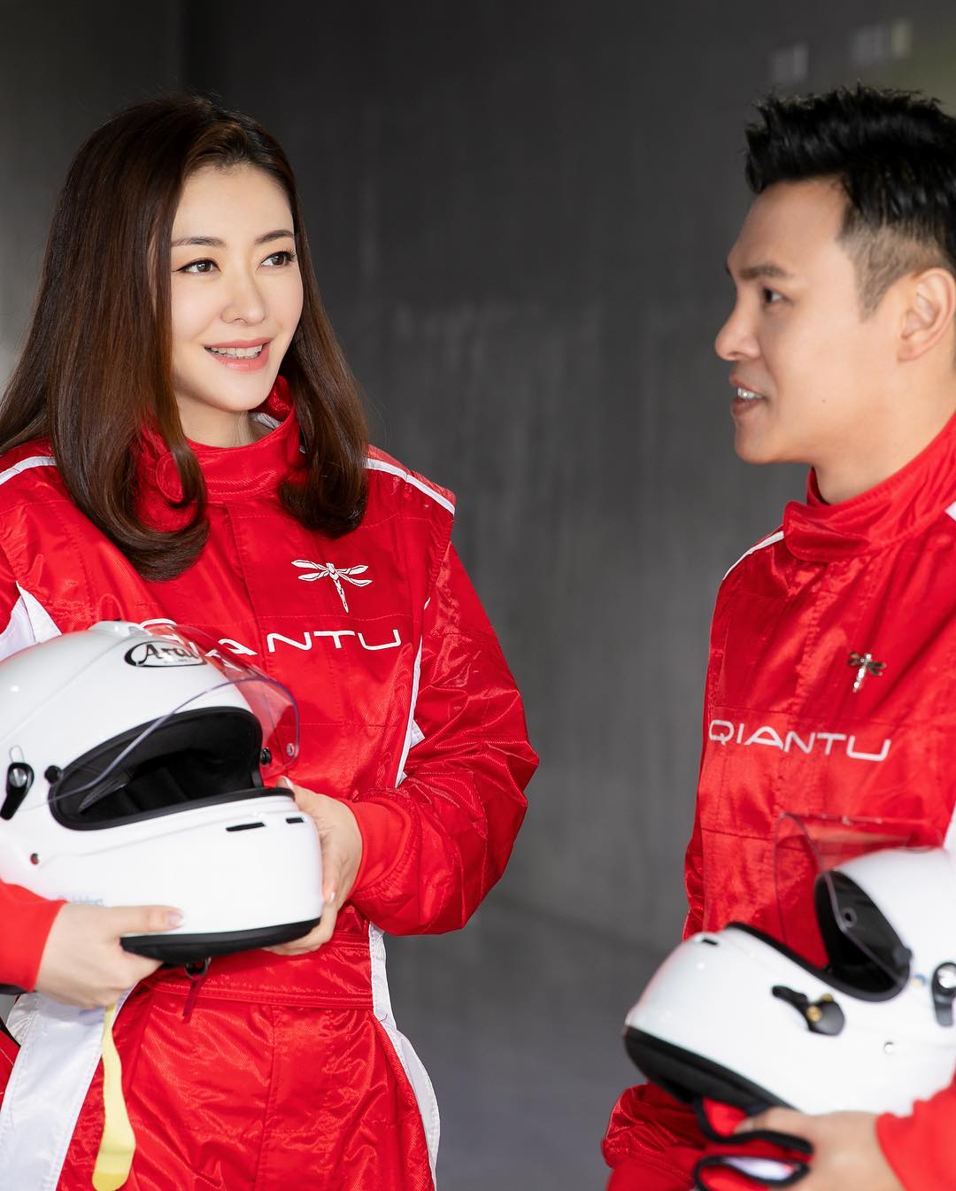 熊黛林甜甜的望著老公郭可頌。