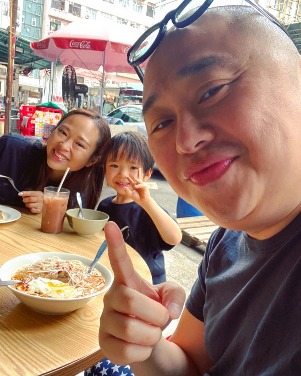 阿Bob林盛斌與老婆黃乙頤帶囝囝出街。