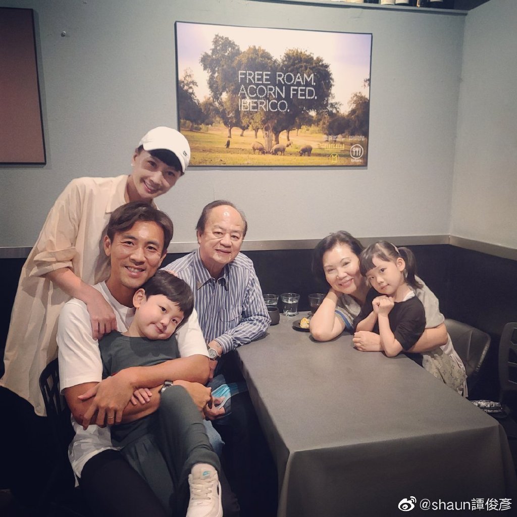 狄龍夫婦上譚俊彥探孫兒。