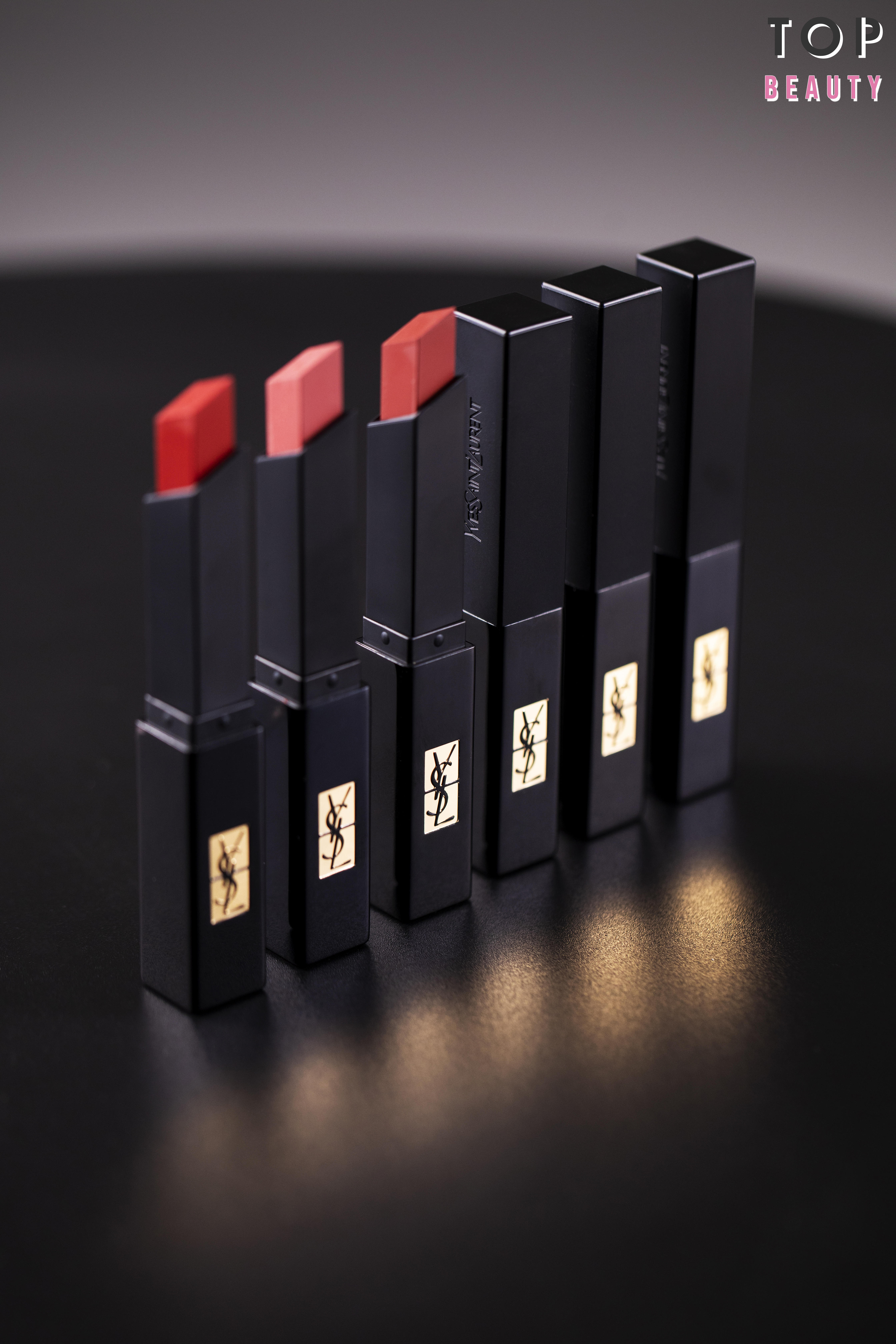 YSL Beauté 絕色輕霧唇膏又有「小黑條」之稱!