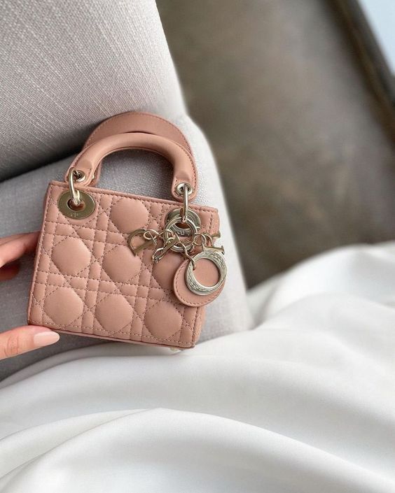 優雅經典方包造型,即使是配搭休閒街頭造型亦無遺和感。