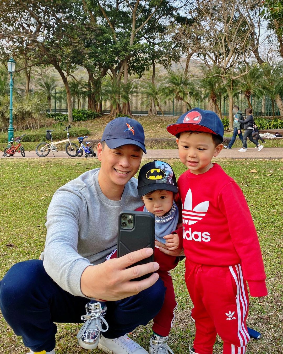 李乘德與兩個兒子一同合照。