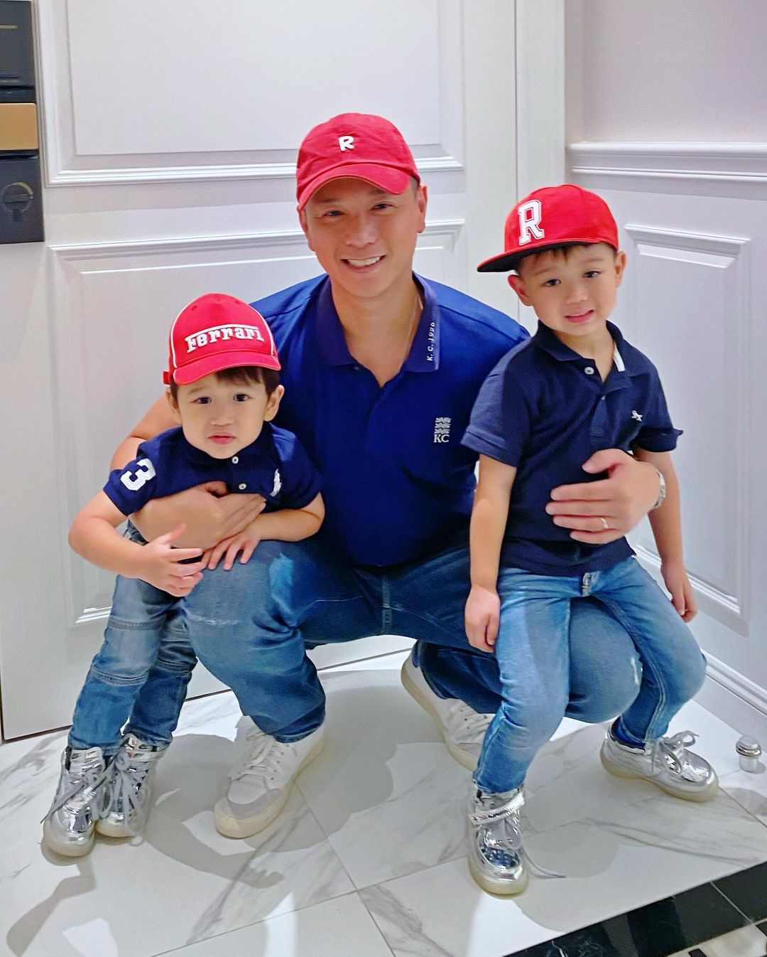 李乘德與大囝李奕霆及二囝李奕霖的合照。