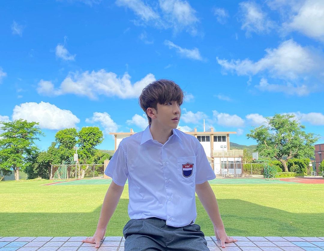 AnsonLo教主著校服