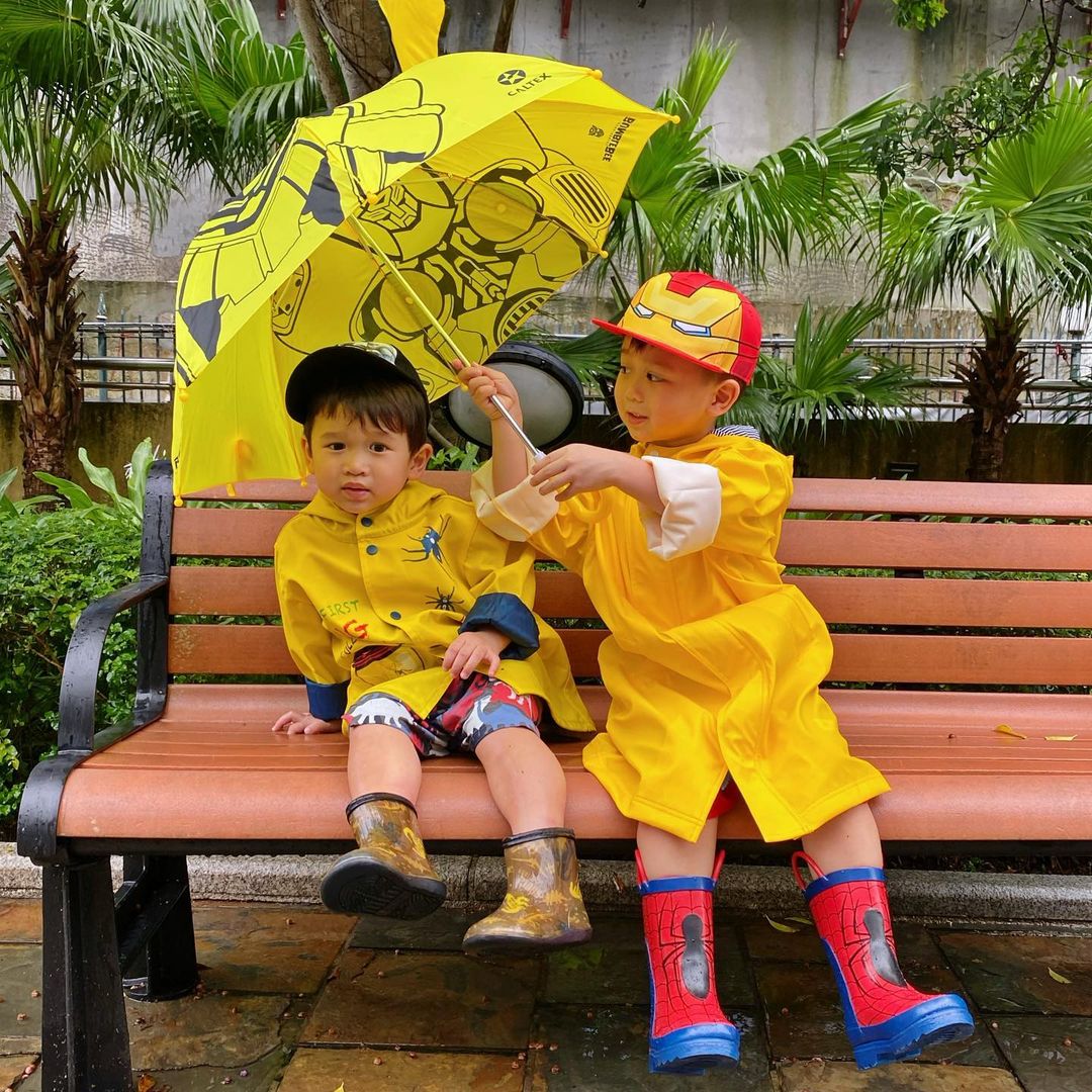 胡杏兒與李乘德大囝李奕霆及二囝李奕霖雨中漫步。