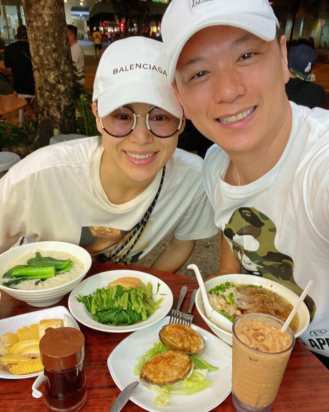 胡杏兒與李乘德外出飲茶。