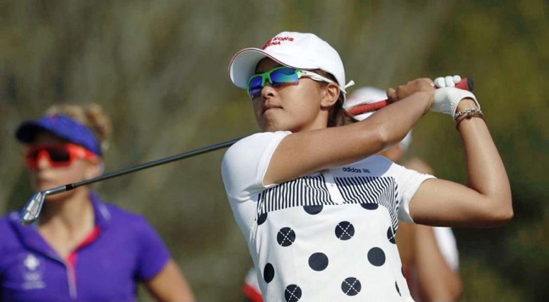 她出身於屯門的普通家庭，8歲開始報興趣班，經常在少年班後面偷師自學，從而發掘出過人的天份