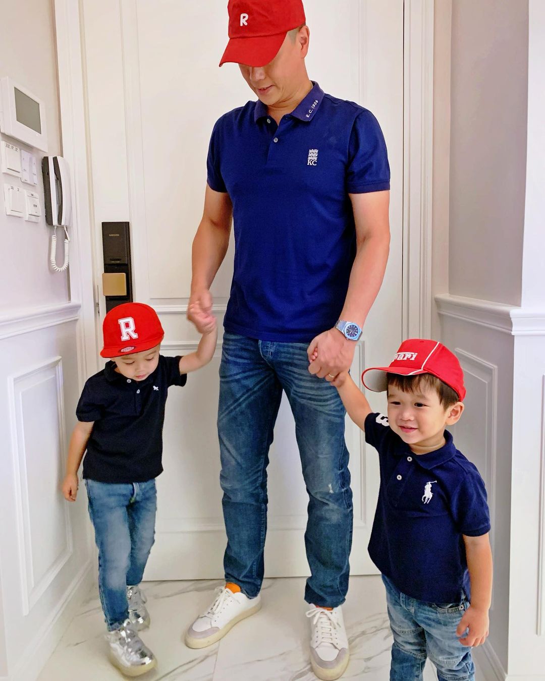 胡杏兒與李乘德大囝李奕霆及二囝李奕霖準備外出。