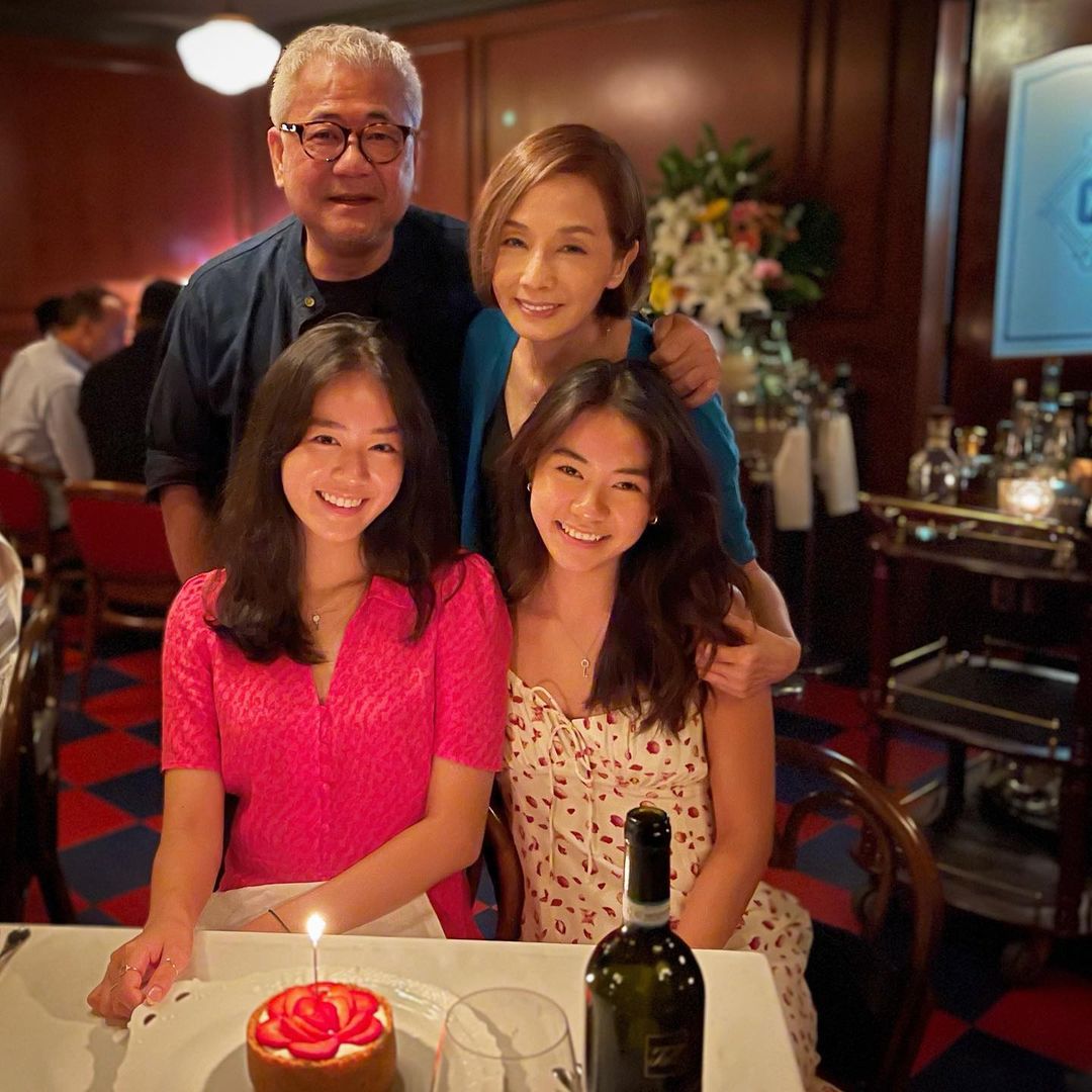 毛舜筠日前分享一家四口的合照。