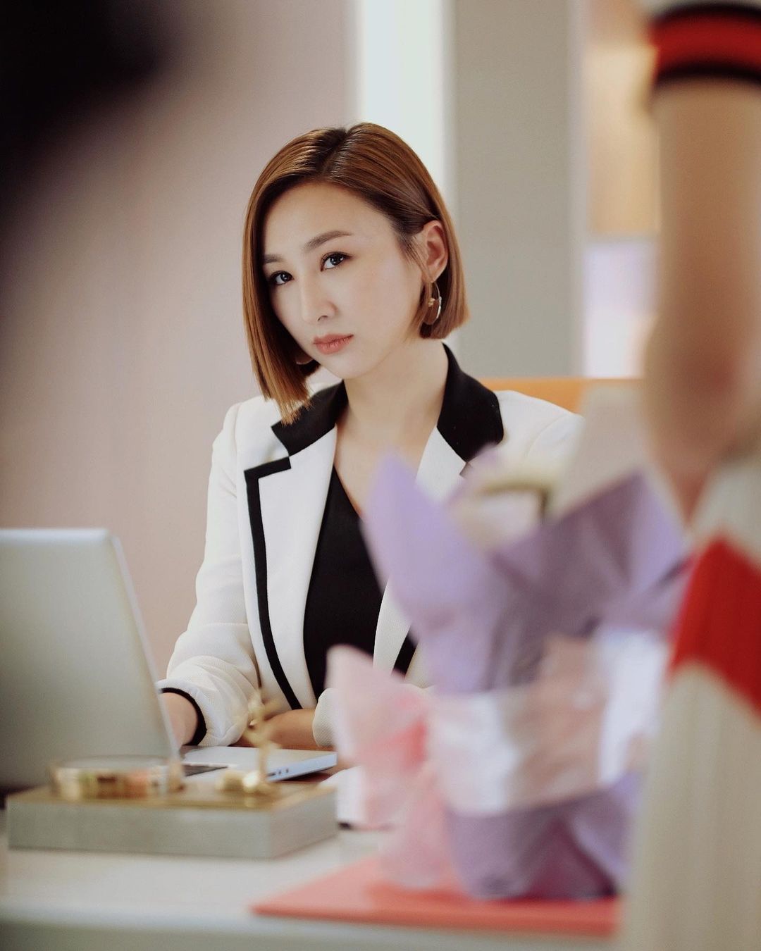 圓臉的女生可以試短直髮的造型。