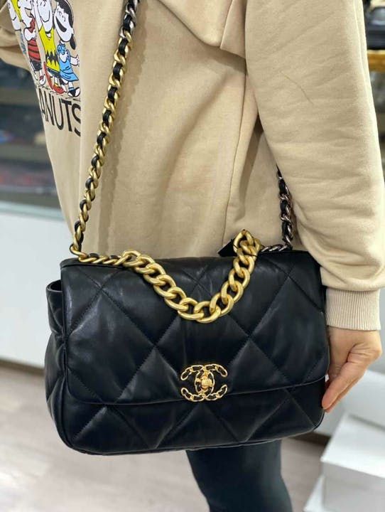 OL喜愛Chanel 19手袋