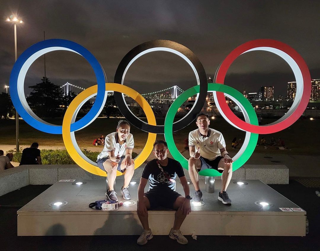 鄧俊文、謝影雪與教練奧運五環前合照。