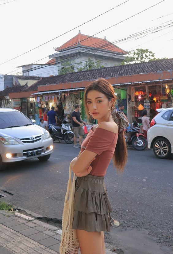 提升氣場方法一:站姿也要注意。