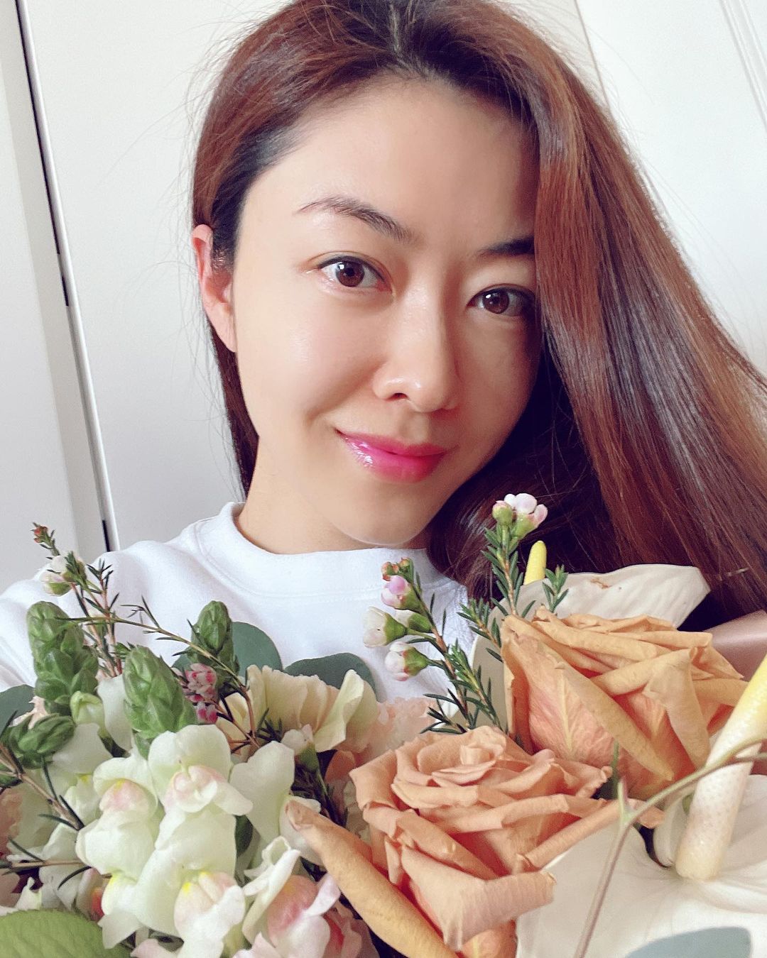 熊黛林拿著老公送的鮮花。