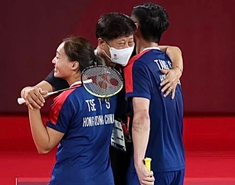 鄧俊文、謝影雪與教練比賽後擁抱。
