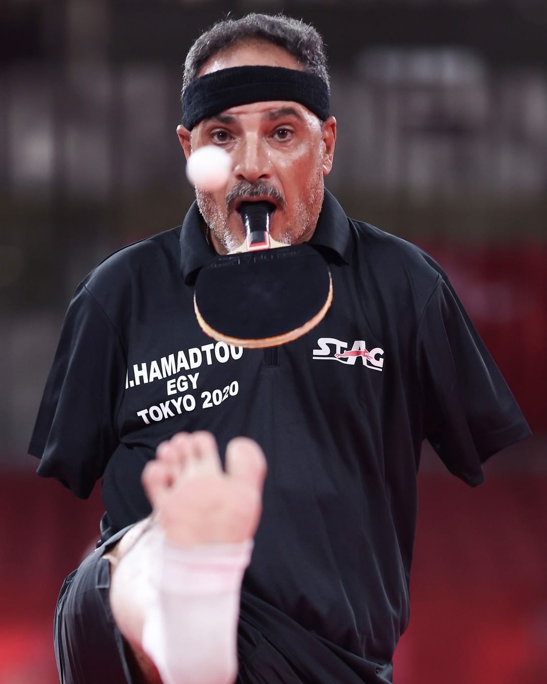 哈馬度口咬球柏、用腳發球。