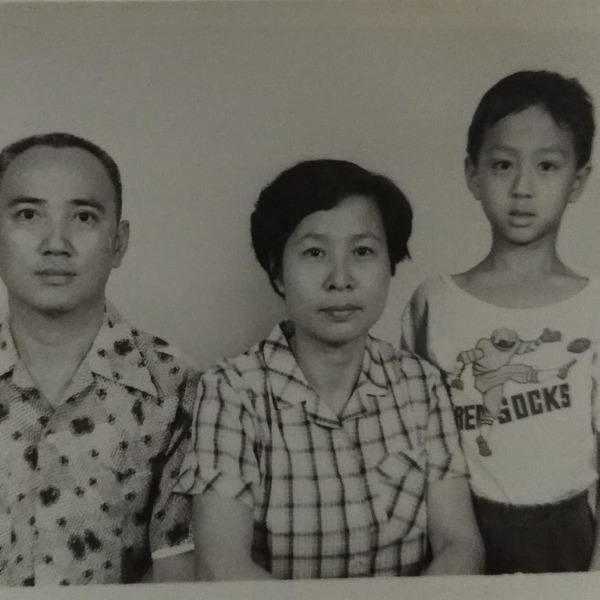 戴耀明小時候與父母親合照