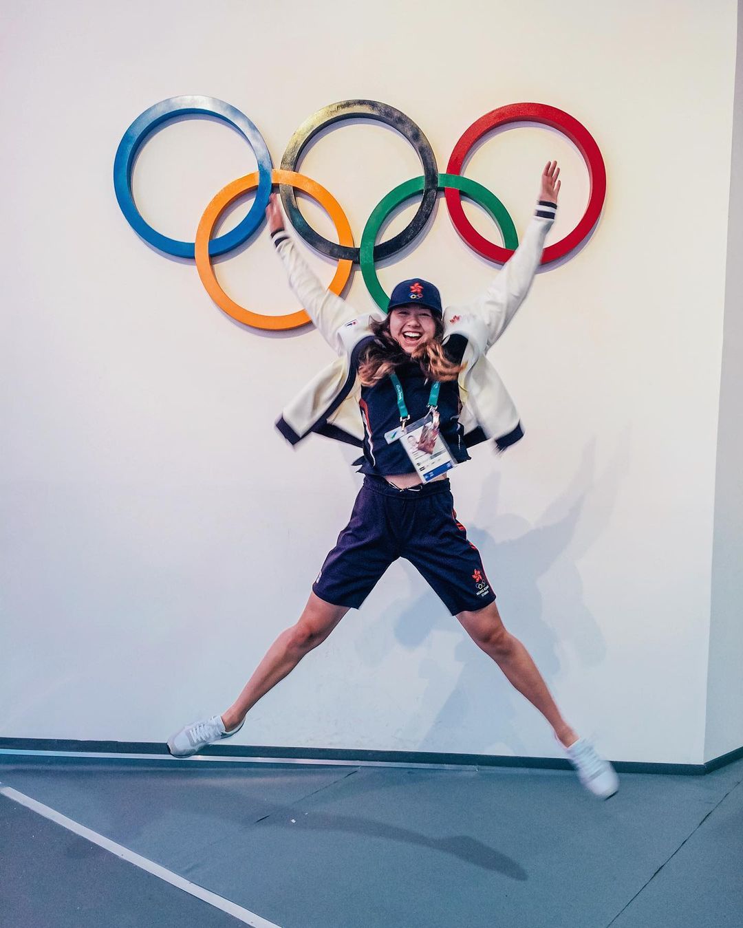 何詩蓓開心在奧運五環前合照。