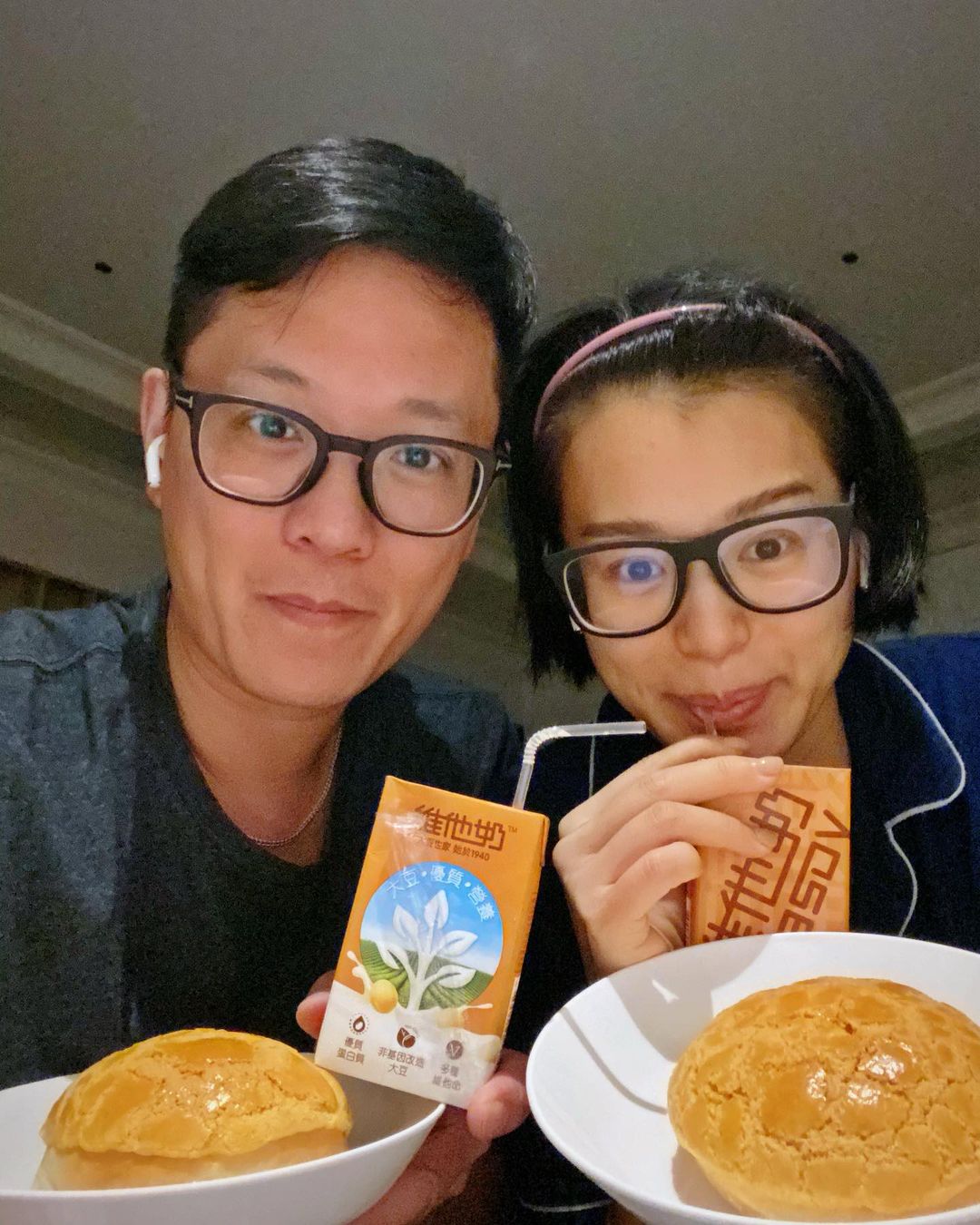 胡杏兒與李乘德帶眼鏡合照。