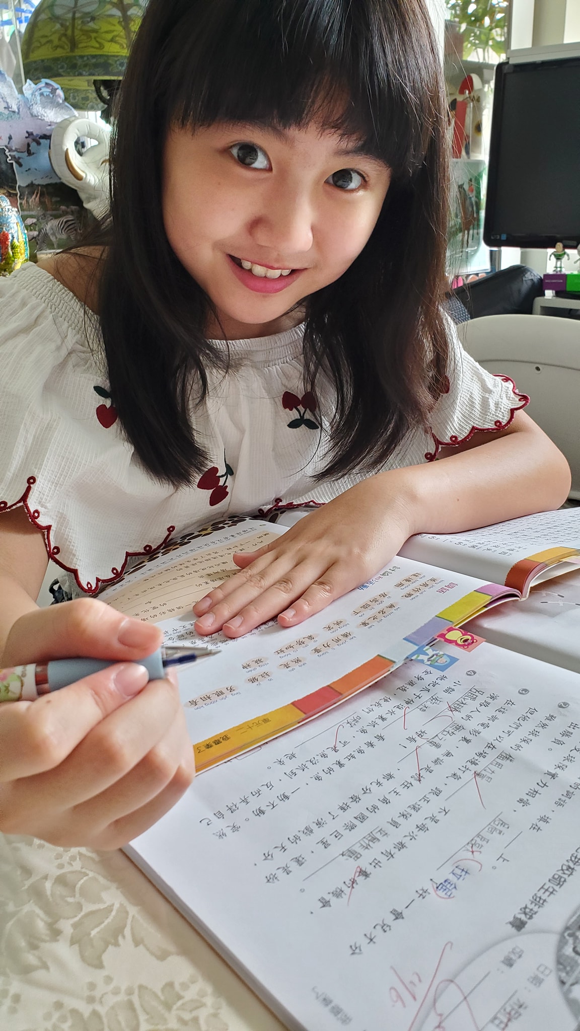 不過2015年開始,Celine因寫真集風波令她減少幕前演出,加上又要專注學業所以工作銳減。