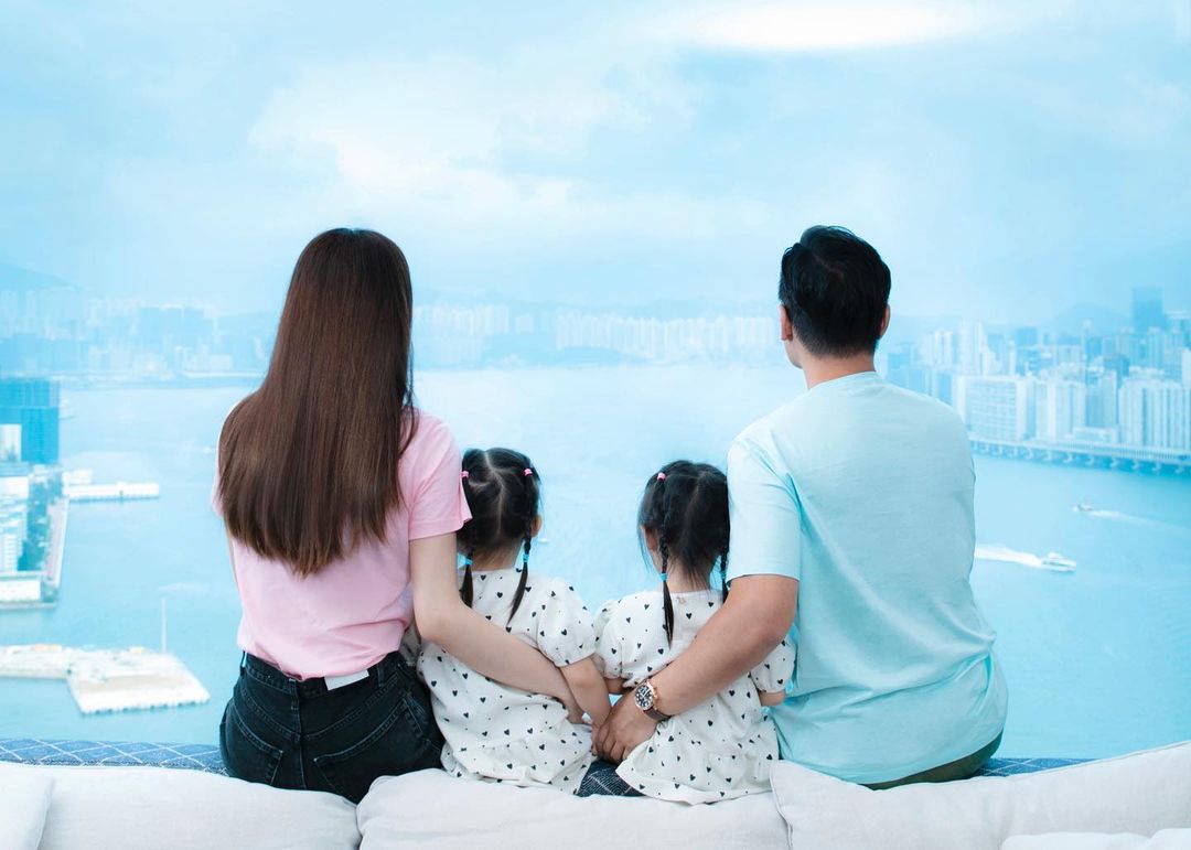 熊黛林與郭可頌及兩位女兒的背影合照。