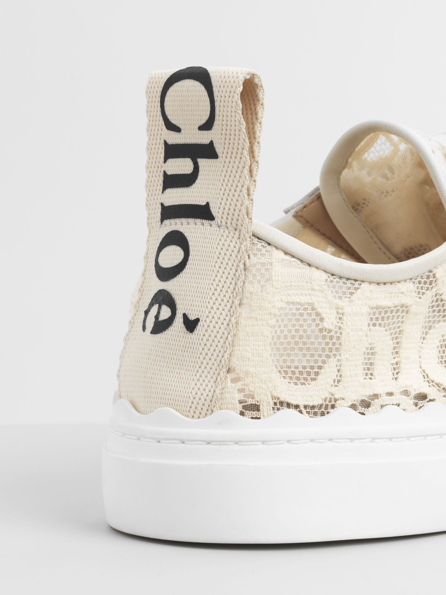 鞋後方更以黑色印有大大的Chloé logo