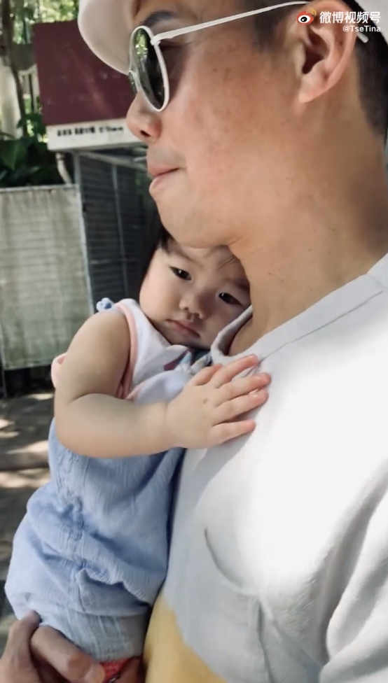 謝天華抱著女兒笑得超甜。