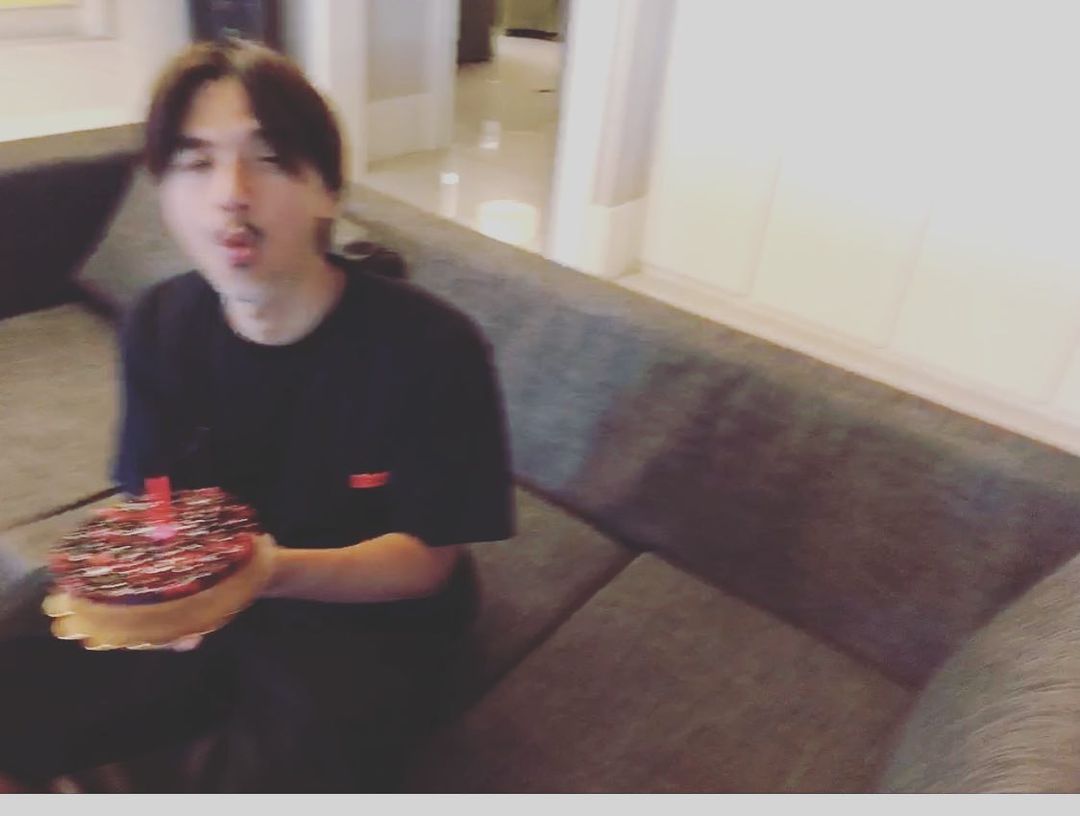 舒淇分享馮德倫生日照片。