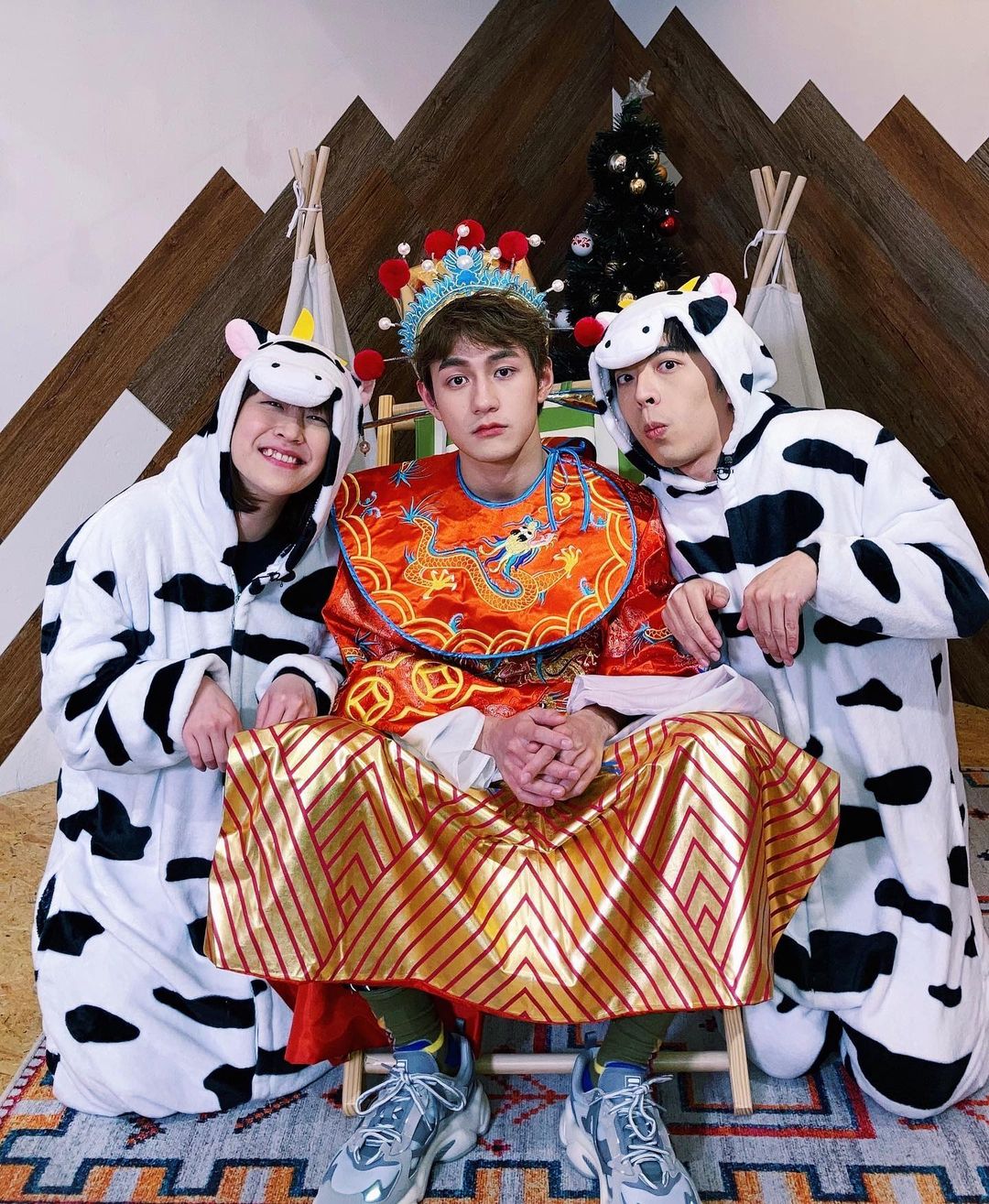 Jeffrey魏浚笙與Edan呂爵安鬼馬合照。