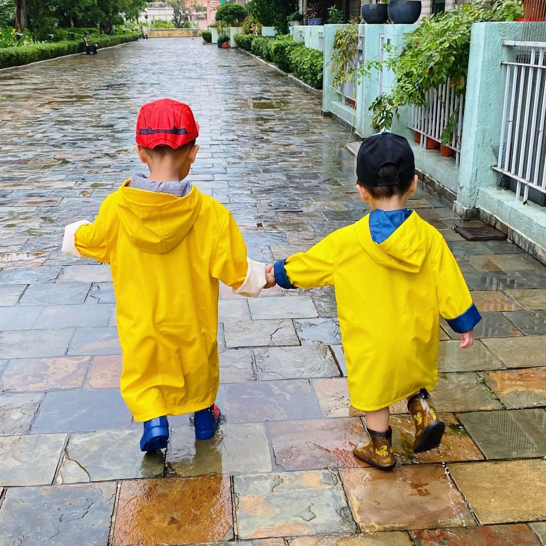 胡杏兒與李乘德大囝李奕霆及二囝李奕霖。