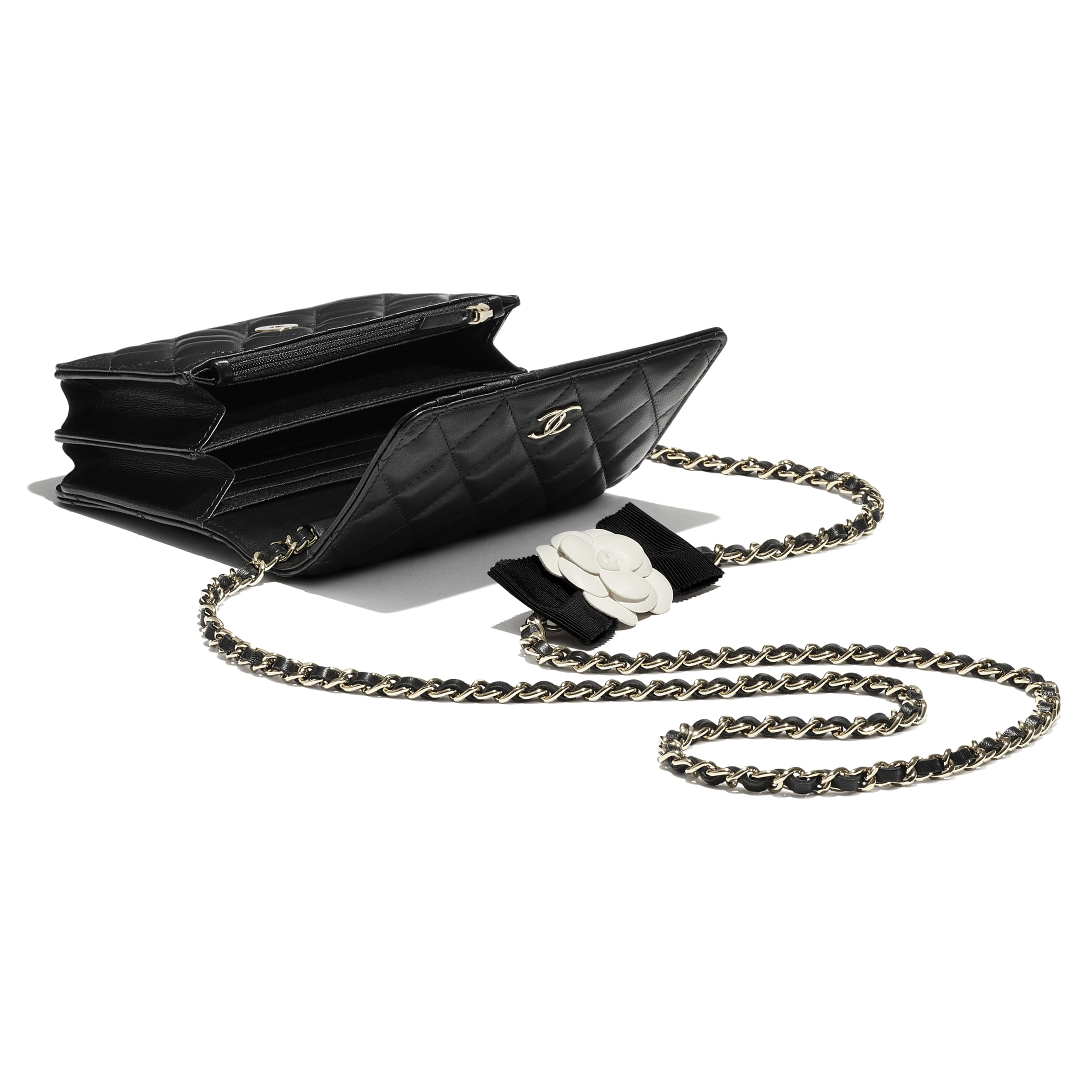 加入女士最愛的山茶花裝飾,大大增加手袋的吸引力