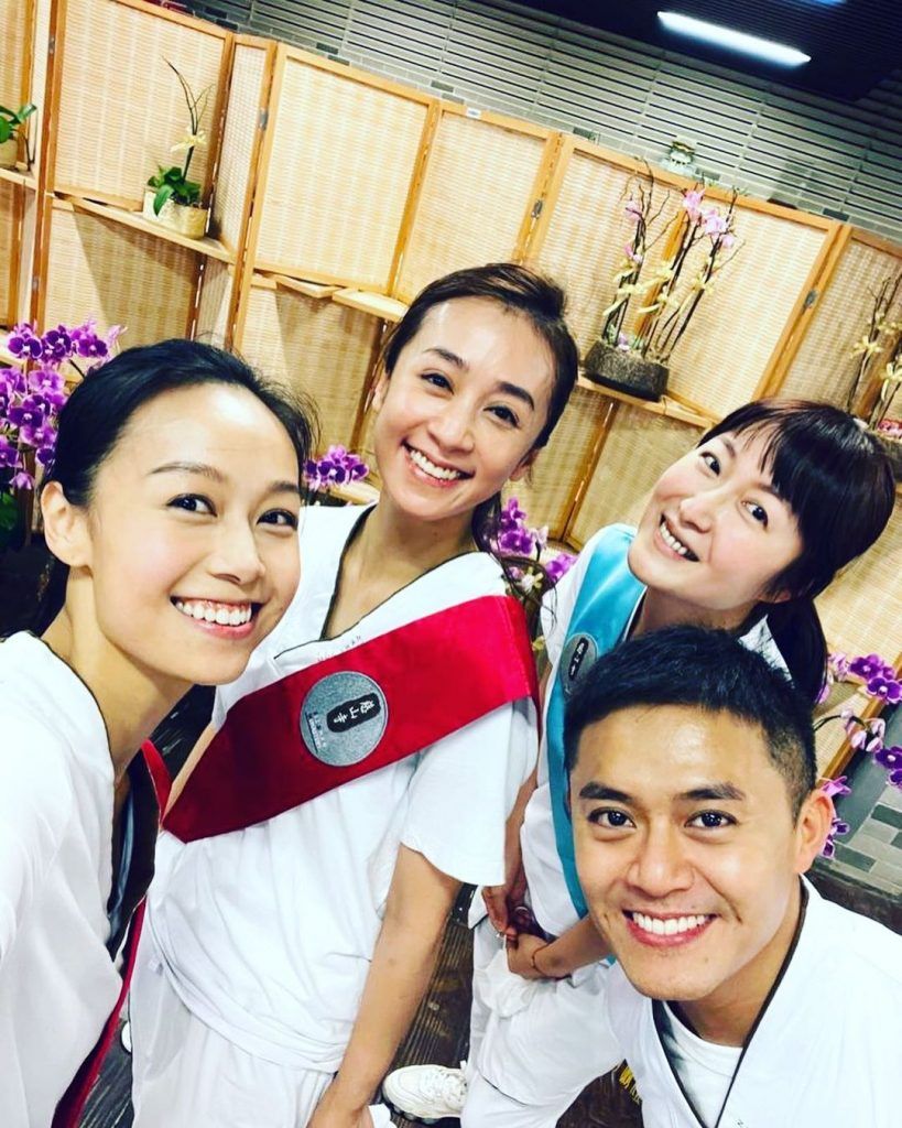 一臉化淡妝與過去美豔的形象判若兩人。