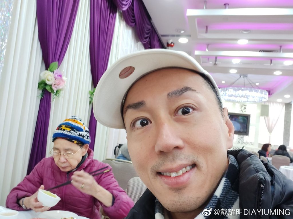 戴耀明私底下是孝順仔