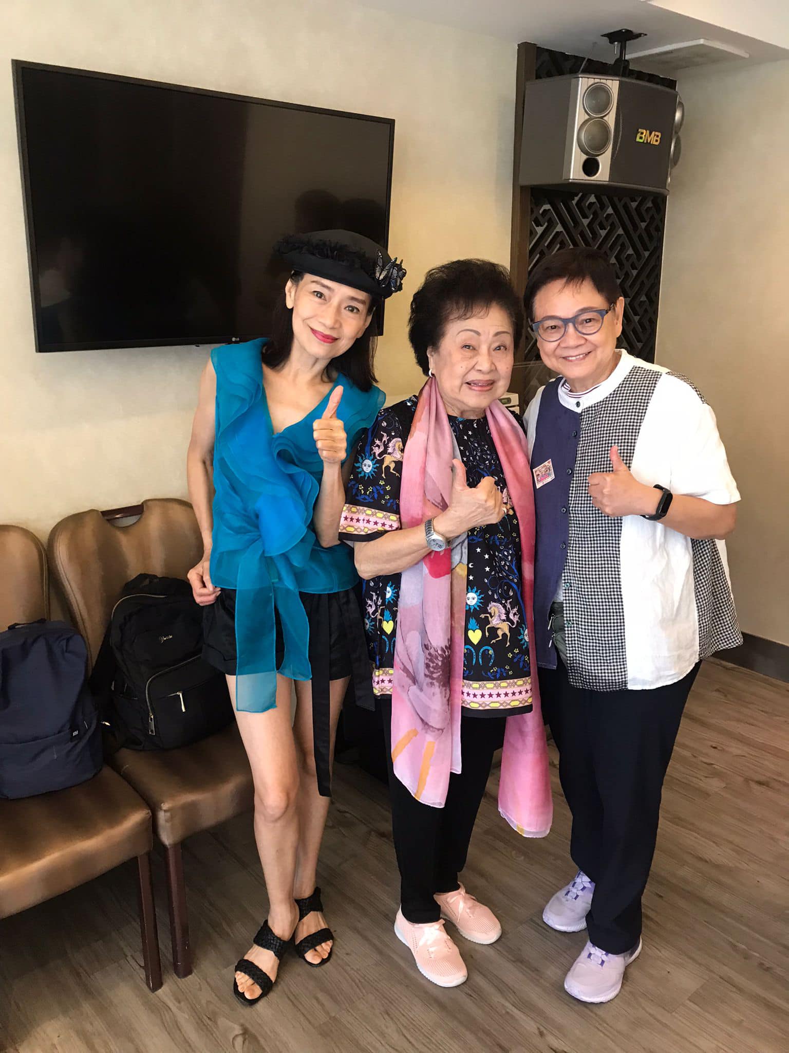 汪曼玲日前在個人社交平台分享多張與譚倩紅的合照