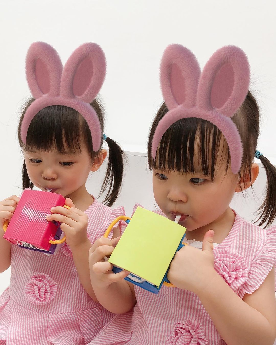 熊黛林與老公郭可頌的孖女Kaylor及Lyvia。