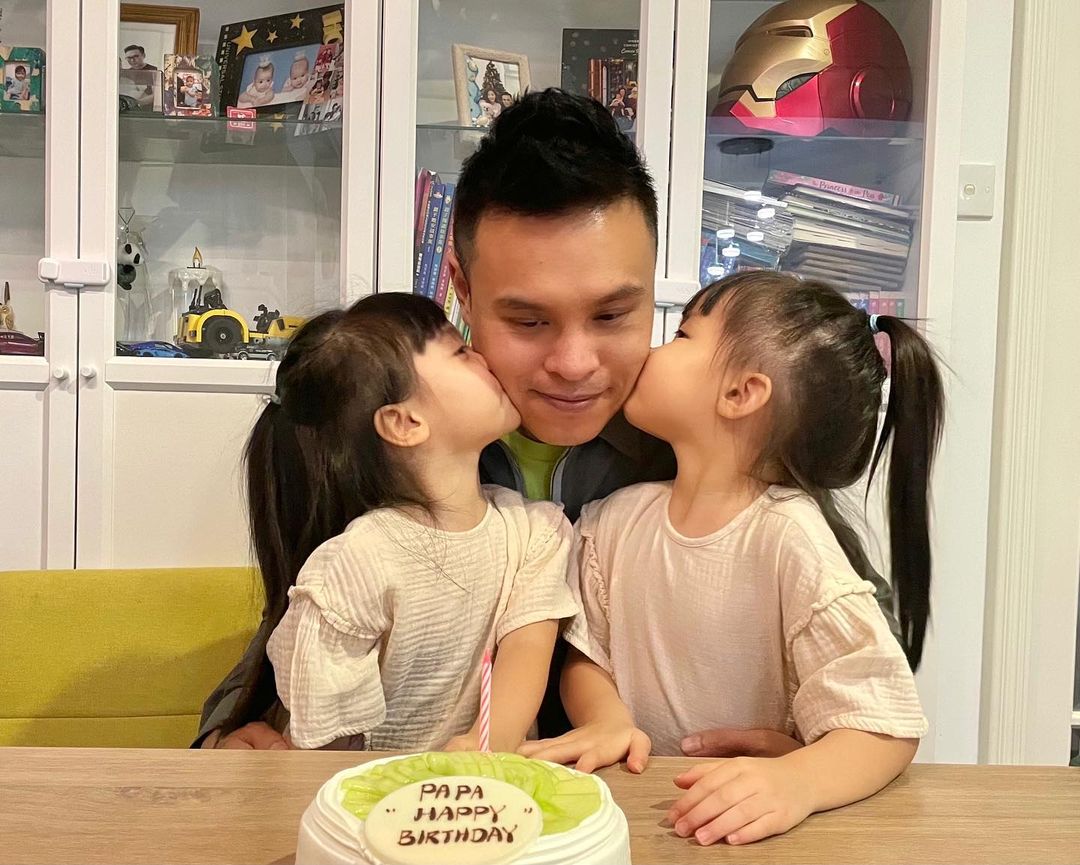 郭可頌被兩位女兒錫臉超溫馨。