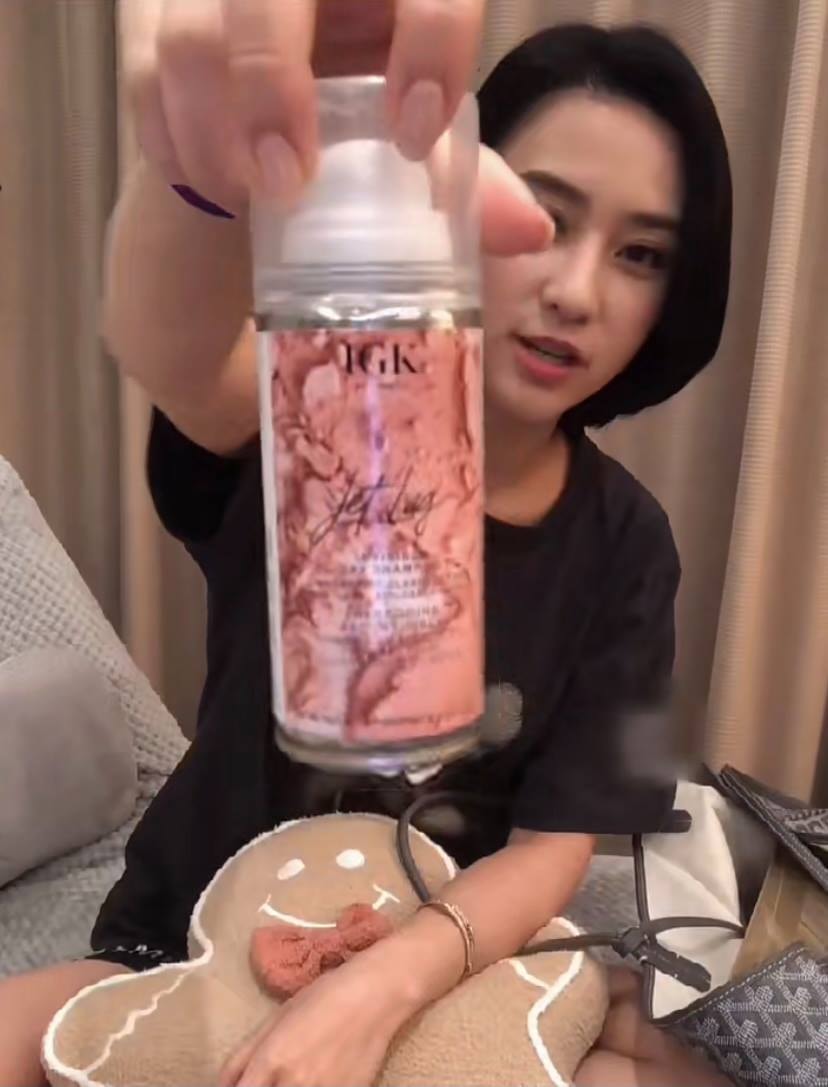何超蓮用乾洗噴霧讓頭髮保持清爽