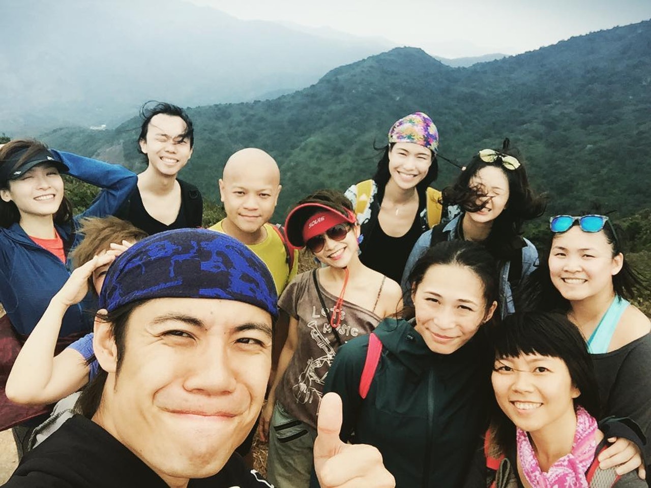 陳炳銓與李佳芯行山合照。